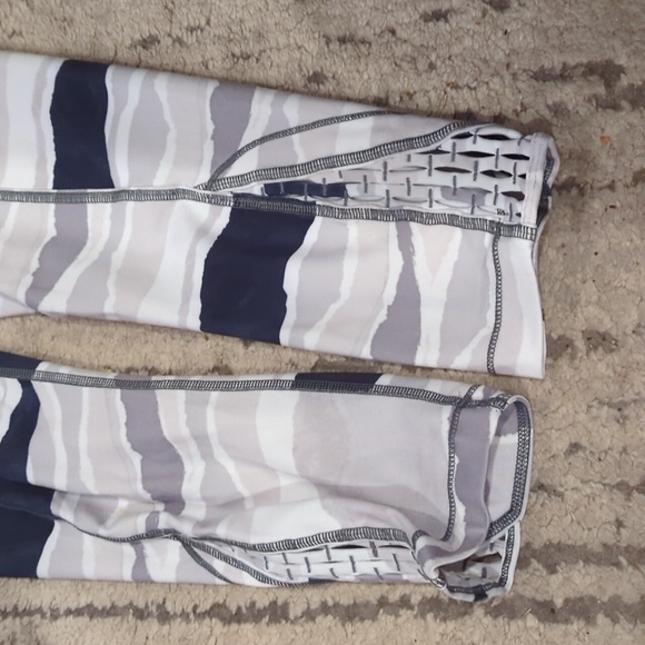 Lululemon True Self Crop Bleacher Stripe White Black - Picture 8 of 11